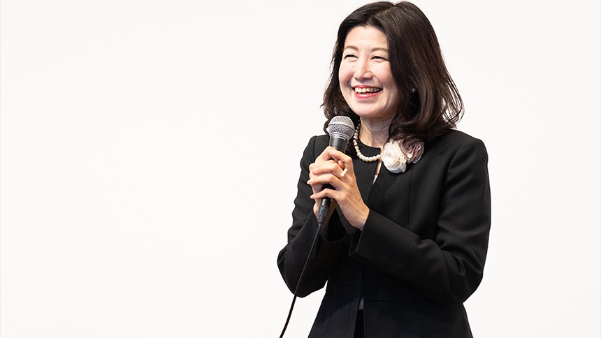 教員からのお祝いのメッセージの様子