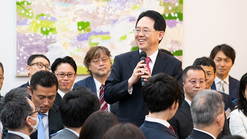 教員からのお祝いのメッセージの様子