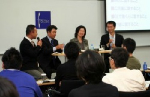 活躍するMBAホルダーのみなさん（左から2番目：2009年卒伊藤浩孝さん）。