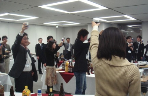 久しぶりの再会と、同志の活躍ぶりを喜びながら、「乾杯！」