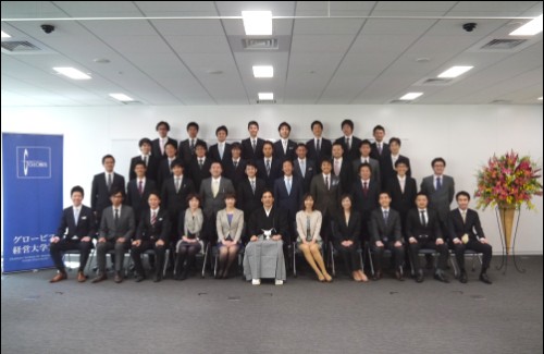 学長を囲んで、新入生の集合写真です