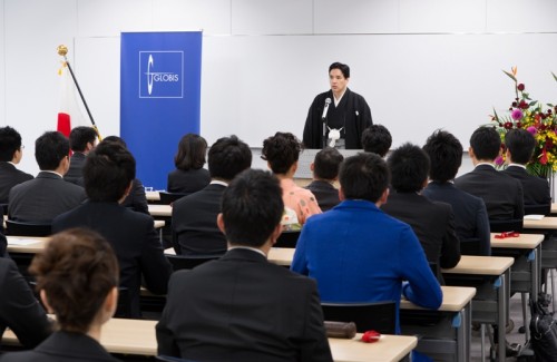 入学式開式。まずは学長の式辞でスタート。（写真：竹内弘真写真事務所）