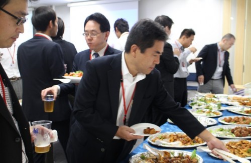 お料理を囲んで、皆さんのお話は尽きず。