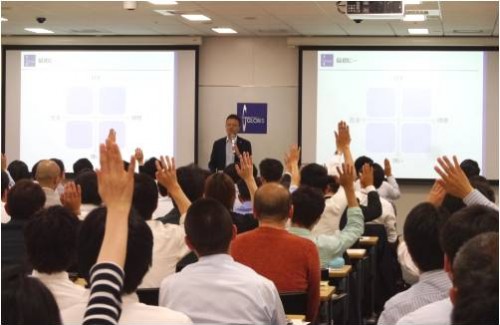 鈴木からの問いに、参加者が手を挙げて答えます
