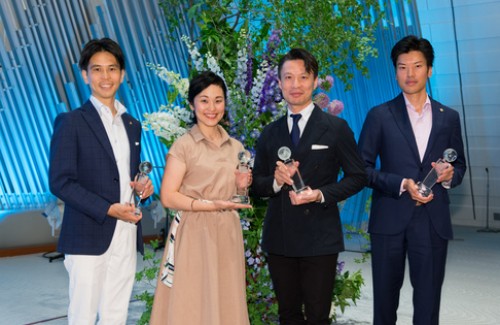 アルムナイアワード授賞式
●創造部門
・小尾勝吉さん（正面左）
　愛さんさんグループ 代表取締役（グロービス経営大学院　2013年卒業）
・鈴木美帆子さん（左から2番目）
　株式会社タスカジ　共同創業者（グロービス経営大学院2015年卒業）
●変革部門
・中川徹さん（右から2番目）
　株式会社高崎髙島屋　取締役副店長（グロービス経営大学院2017年卒業）
・松岡達也さん（正面右）
　株式会社恵那金属製作所　代表取締役社長（グロービス経営大学院2015年卒業）