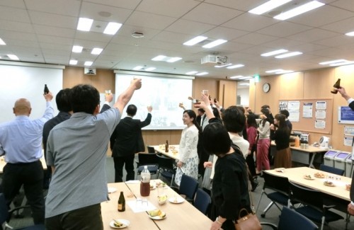 東京・大阪・名古屋・仙台・福岡・オンラインをTV中継でつないで、一斉に乾杯！！