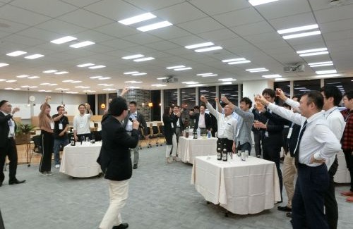 後半は、各拠点ごとに開催。まずは再会を祝って乾杯からスタートです！