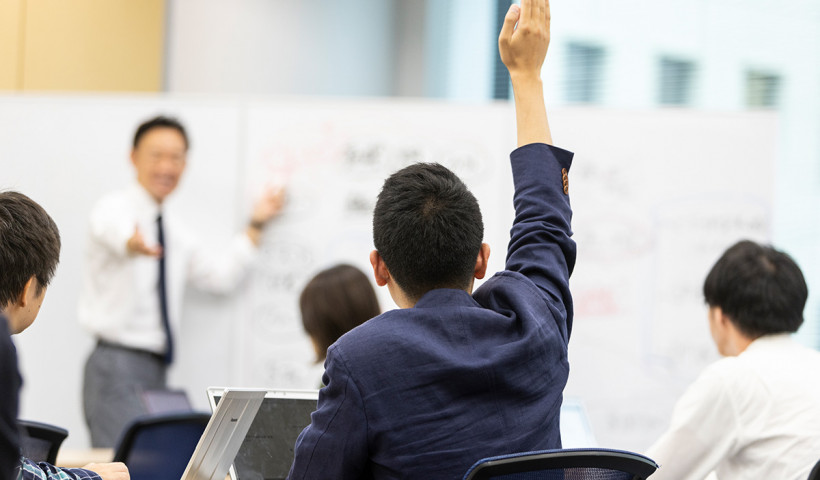 【GLOBIS Learning Insights】
AI時代にこそ、対話が学びを深める。
～グロービスが「人との議論」を重視する理由とは？～