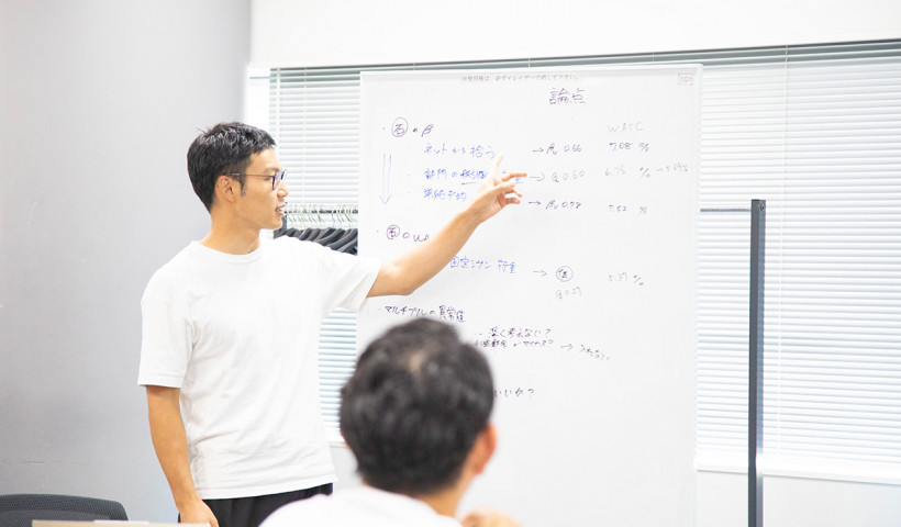 【GLOBIS Learning Insights】
思考の「見える化」が議論を深める。
～グロービスが「ホワイトボード」を重視する理由とは？～