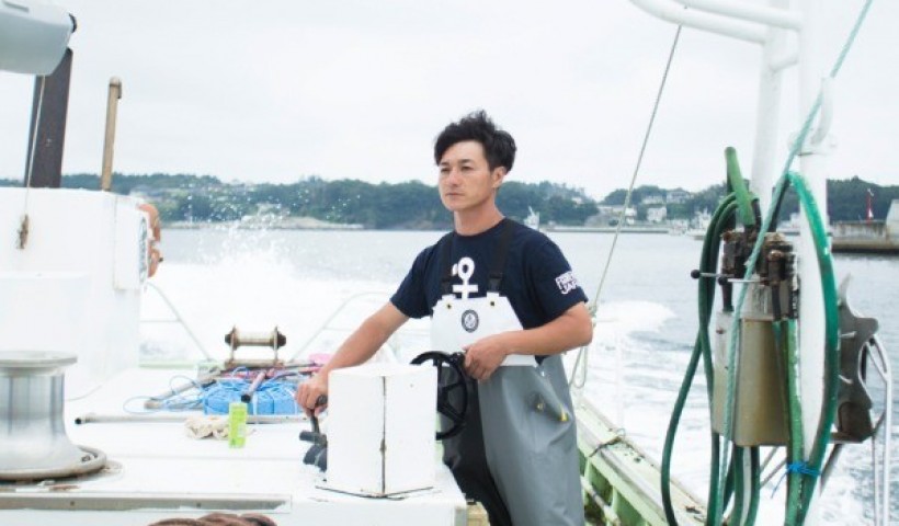 在校生の津田祐樹さんが関わる、若手漁師集団がアーバン・リサーチとコラボして、ウェアを発売：「ア...