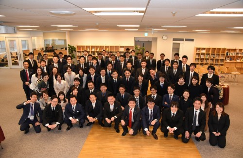 最後は「大阪校2019期生」各会場毎に記念撮影。（写真：ナグ・スタジオ）